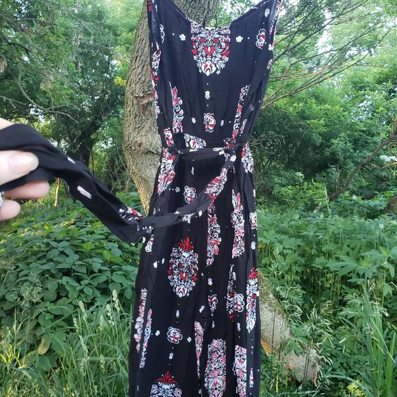 Gorgeous red and black floral jumpsuit. Size small. - Picture 5 of 10